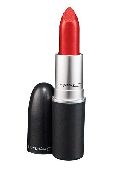 Mate y con un rojo muy favorecedor, el 'Ruby Woo' de MAC es uno de nuestros labiales favoritos (19,50 euros).