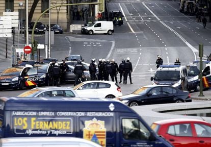 Los cortes en la calle Génova han causado grandes atascos en los alrededores de la zona.