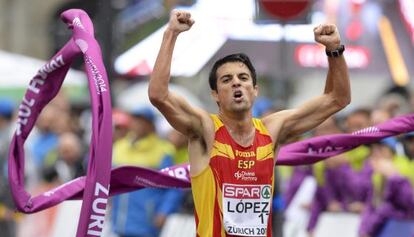 Miguel Ángel López cruza la meta en primer lugar.
