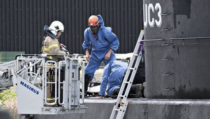 Policías daneses en el submarino tras ser reflotado.