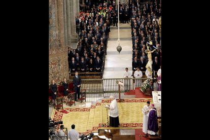 Vista general del interior de la catedral del Santiago durante el funeral oficiado por las v&iacute;ctimas del accidente de tren. 