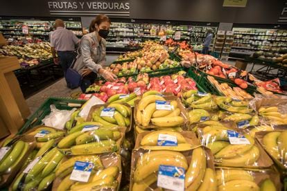 Frutas y verduras plastificadas para su venta en una gran superficie de Madrid.