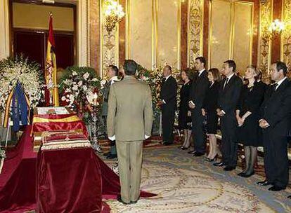 Los Reyes, los príncipes, el presidente del Gobierno y su esposa y el titular del Congreso, ante el féretro de Leopoldo Calvo-Sotelo, en el Salón de los Pasos Perdidos.