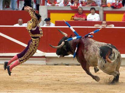 El Fandi, en un par de banderillas a su segundo toro.