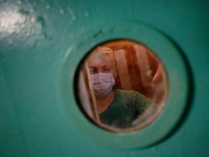 Años atrás, los habitantes de Svitlodarsk, en Donetsk (Ucrania), acudían a los hospitales del interior de la región. Ahora, la pandemia provoca que los pacientes del interior sean trasladados cerca del frente.