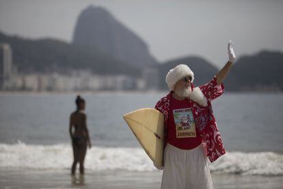 En la playa de Copacabana, en Río de Janeiro, Brasil, Papá Noel ha surfeado algunas olas.