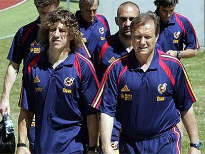Manolo Delgado Meco, junto a Puyol, encabeza un grupo durante una sesión preparatoria.