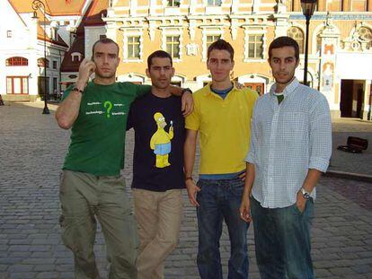 Los cuatro retenidos en Riga, en una foto del viaje. De izquierda a derecha, Paulo, João, Edén y Miguel Ángel.