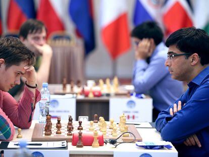 Ant&oacute;n Kovalyov, a la izquierda, durante la partida que gan&oacute; a Viswanathan Anand en la 2&ordf; eliminatoria