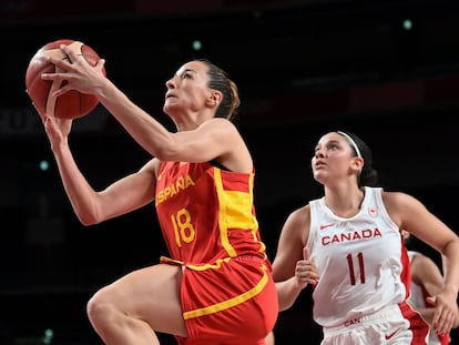 Queralt Casas entra a canasta tras superar a Achonwa durante el partido entre España y Canadá.