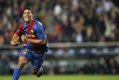 Ronaldinho celebra un gol con el Barcelona.