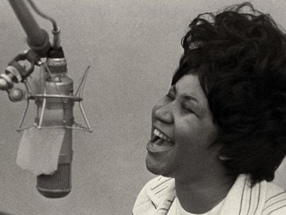 Aretha Franklin canta en 1967 en los estudios Fame, en Muscle Shoals, Alabama.