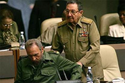 Raúl Castro ayuda a su hermano Fidel a tomar asiento en la Asamblea Nacional, en La Habana en diciembre de 2004.