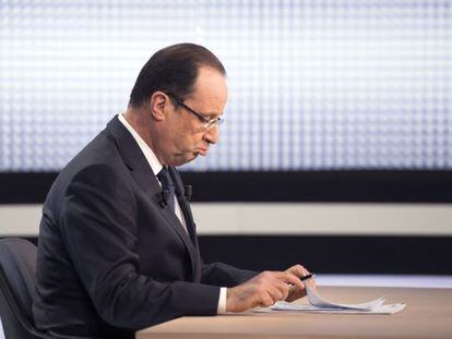 El presidente Hollande durante la entrevista transmitida ayer.