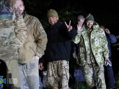 Uniformados ucranios sonreían este jueves durante el intercambio de presos pactado entre Ucrania y Rusia.