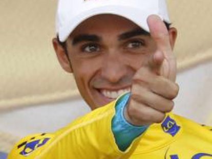 El ciclista Alberto Contador exhibe su maillot amarillo en el Tour de Francia que se disputa estos días