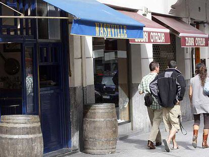 Exterior del bar Nashville, en la céntrica calle Licenciado Poza, que dos encapuchados asaltaron a mano armada la madrugada del miércoles.