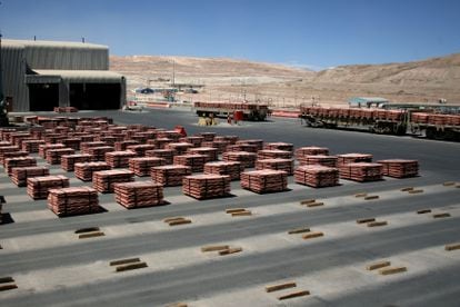 Cátodos de cobre listos para comercialización en la mina BHP Biliton en Antofagasta (Chile).
