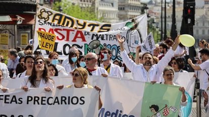 Manifestación de médicos especialistas por el centro de Madrid llegando hasta la sede de la Comunidad de Madrid, el primer día de huelga.