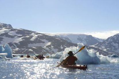 Ruta de kayak entre icerbergs en el fiordo de Stoklund, en la costa este de Groenlandia.