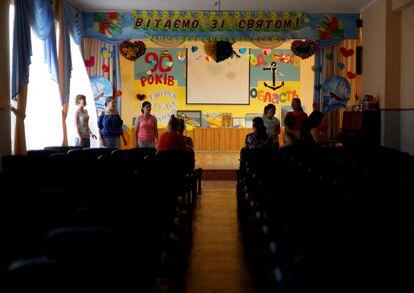 Las organizaciones internacionales y de protección de la infancia, incluida  la ONU, explicaron a Reuters que estaban preocupados por la falta de información o de registro por parte de los ministerios ucranios sobre el paradero de los niños.  En la fotografía, varios residentes del orfanato de Odesa participan en una clase de música y teatro, el pasado 6 de junio.       
