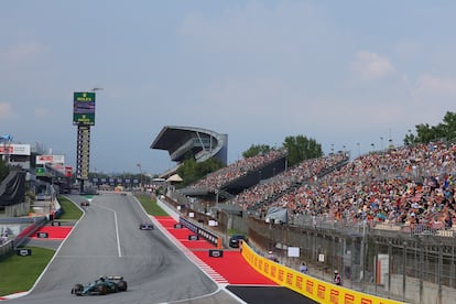 El Aston Martin de Fernando Alonso, en la recta de meta del Circuit de Barcelona-Catalunya, el viernes.