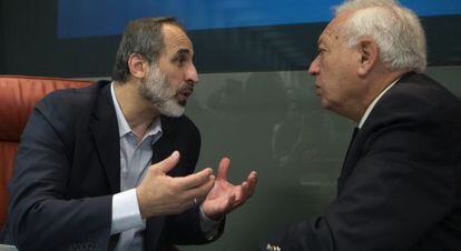 El expresidente de la Coalición, Moaz al Jatib, habla con el ministro de Exteriores español, José Manuel Garcia-Margallo.