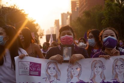 Mujeres recorren Paseo de la Reforma durante la marcha del 25 de noviembre de 2021, en Ciudad de México.