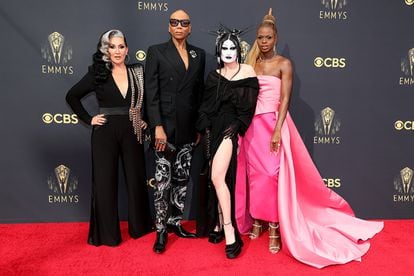 RuPaul posó acompañado de la cantante Michelle Visage, Gottmik, uno de los finalistas del programa, y la drag queen y modelo Symone.