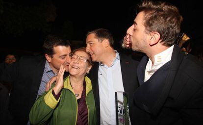 Josep (izquierda), Joan y Jordi Roca besan a su madre, Montse Fontan&eacute;, tras volver a su restaurante, ya el mejor del mundo.