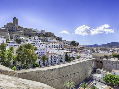 Panor&aacute;mica de las murallas de Ibiza, con la catedral al fondo a la izquierda.