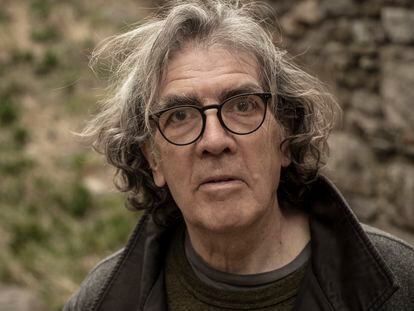 El escritor Eduardo Lago, fotografiado en el Irish Hunger Memorial, en Nueva York