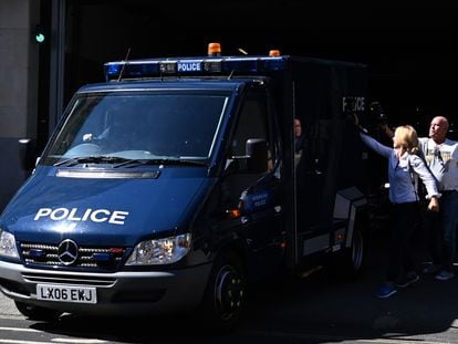 Furgoneta policial en la que Aine Davis fue trasladado al juzgado de Londres, donde prestó declaración el jueves 11 de agosto.