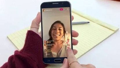 Una adolescente consulta una publicación en su teléfono.