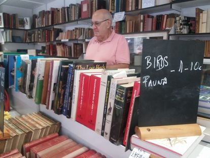 El librero Joan Ferré, en su caseta de la feria..
