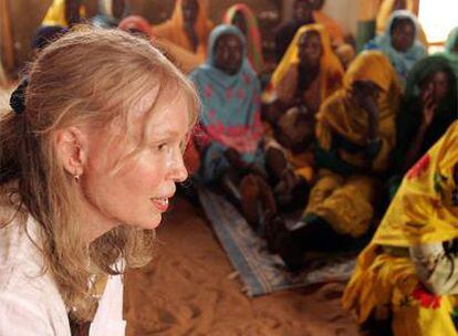 La actriz Mia Farrow visita un campo de refugiados en Darfur en junio de 2006.