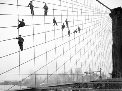 Un grupo de pintores trabaja en el puente de Brooklyn de Nueva York, en 1914