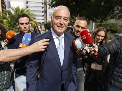 Carlos Iglesias, a la salida de la Audiencia Provincial de Madrid, el 17 de octubre.