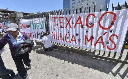 Ind&iacute;genas afectados por la petrolera norteamericana Chevron protestan frente a la Corte Nacional de Justicia de Ecuador, en Quito, en 2012.