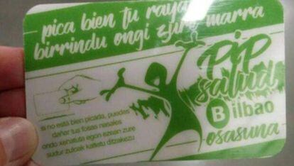 Tarjeta que reciben en Bilbao los consumidores de droga para picar la cocaína o el 'speed'.