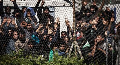 Inmigrantes detenidos en el campo de Moria, en Lesbos.