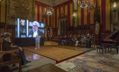 Un momento de la entrega de la medalla de oro al mérito cultural, a titulo póstumo, al editor Claudio Lopez Lamadrid, en el Ayuntamiento de Barcelona.