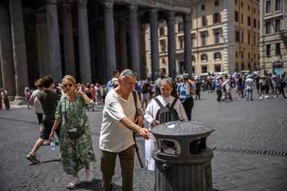 El 21 de julio, un hombre se acerca a un contenedor de basura en el centro de Roma. 