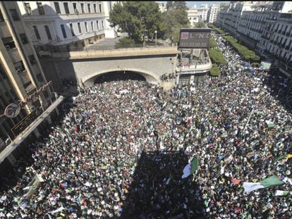 Miles de argelinos protestan en Argel este viernes contra la permanencia en el poder del presidente Abdelaziz Buteflika.
