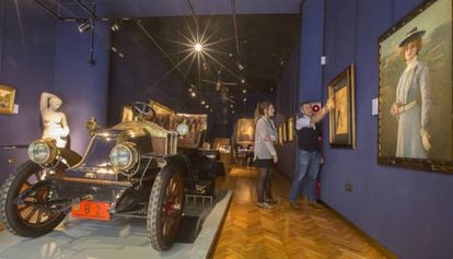 El Renault Frères AX de 1908 idéntico a uno de los que tuvo Ramon Casas y, a la derecha, 'La modelo', pintado en París en 1900.