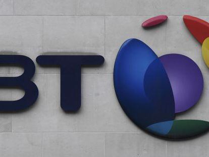 Logotipo de BT en unas oficinas de la City de Londres.