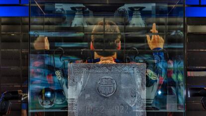 Primera pedra del Camp de les Corts (1922) i també del Camp Nou (1957). És al museu del Barça, davant una imatge de Messi, crac que no podrà ser reclam de l’Espai Barça. Carles Ribas EL PAÍS