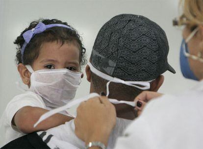 El 40% de casos de infecciones graves registrados hasta ahora se ha dado en niños y adultos sanos.