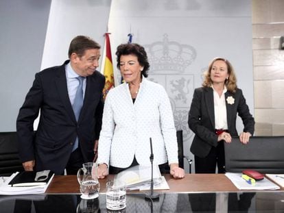 El ministro de Agricultura, Luis Planas; la ministra Portavoz, Isabel Celaá; y la ministra de Economía Nadia Calviño.