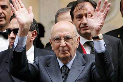 Giorgio Napolitano saluda tras ser elegido nuevo presidente de la República italiana, ayer en Roma.